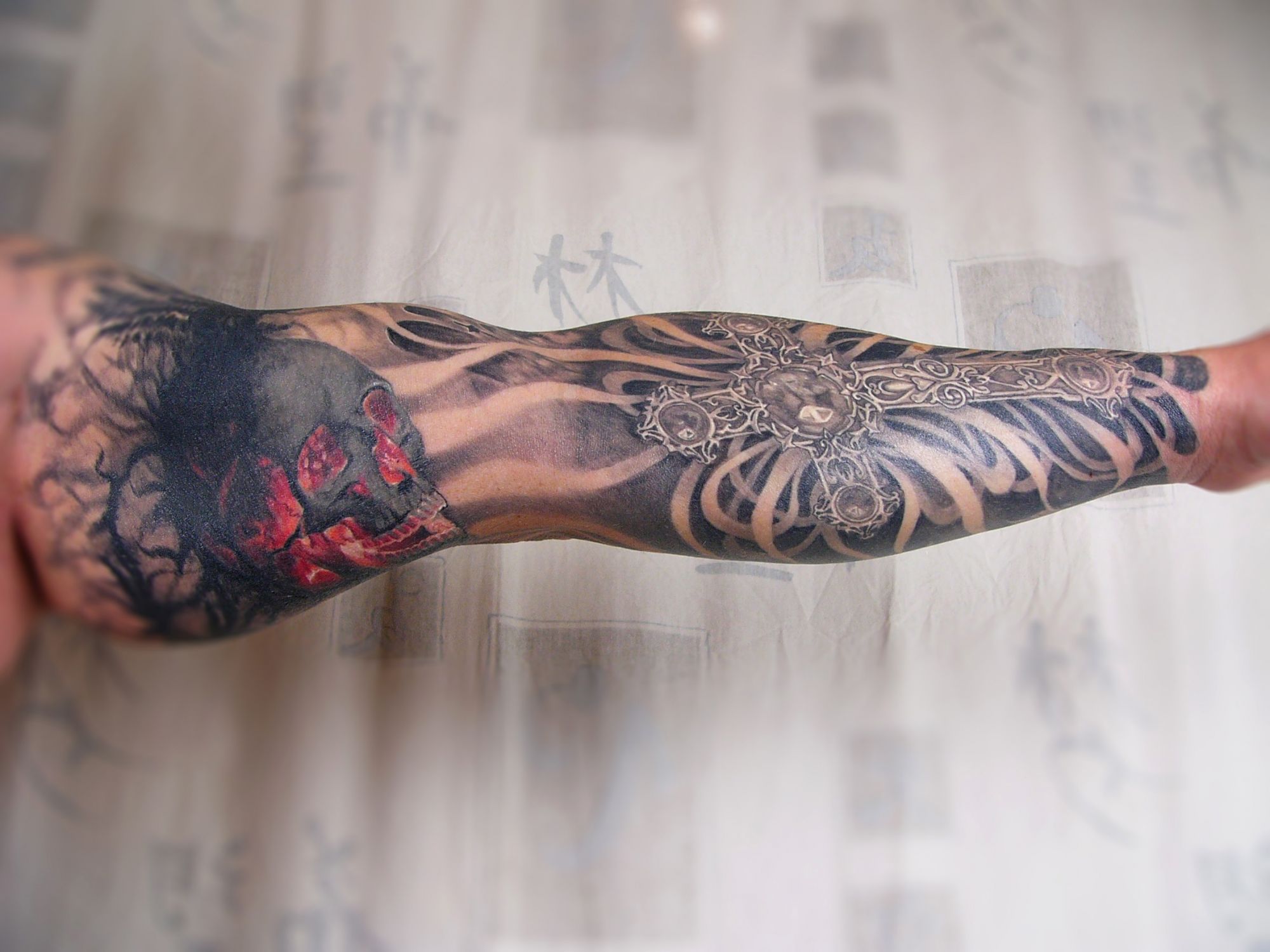 Fekete fehér tetoválás, Felújított tetoválások, Realisztikus tetoválás, Teljes kar tetoválás