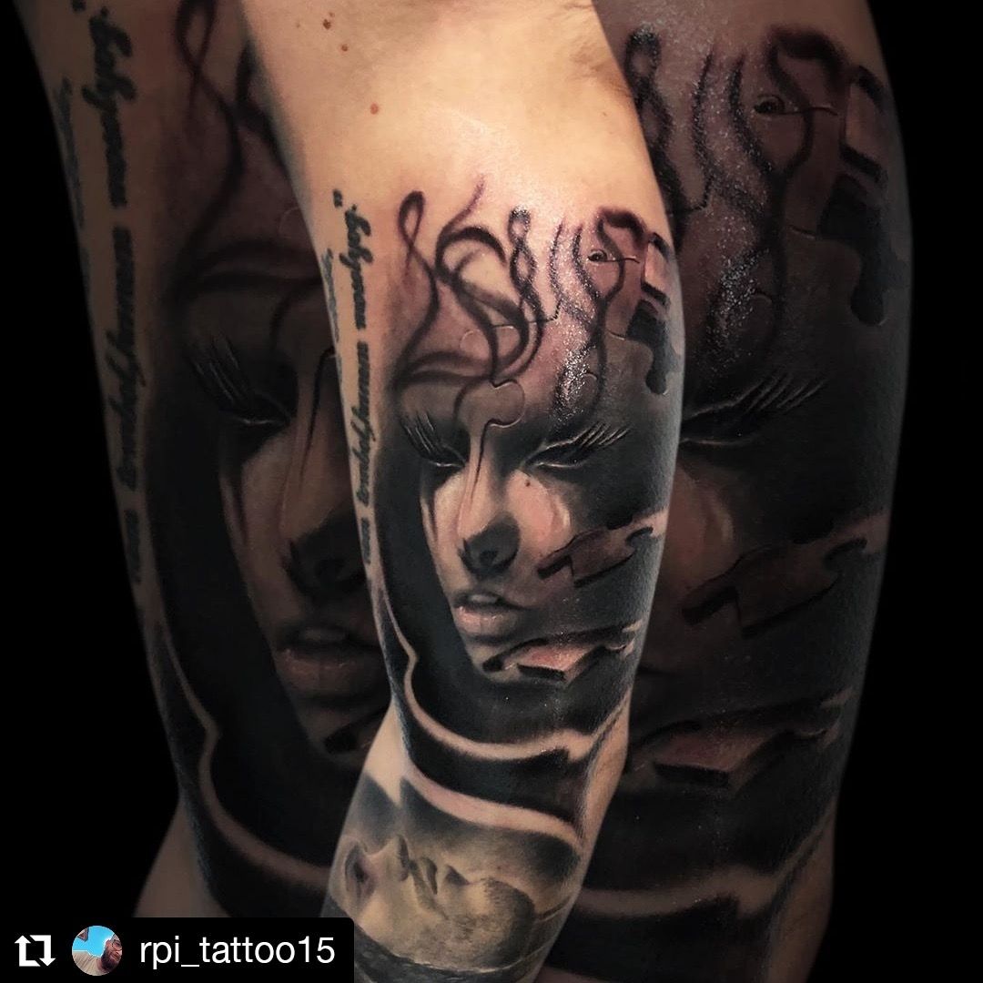 Fekete fehér tetoválás, Felkar tetoválás, Portré tetoválás, Realisztikus tetoválás